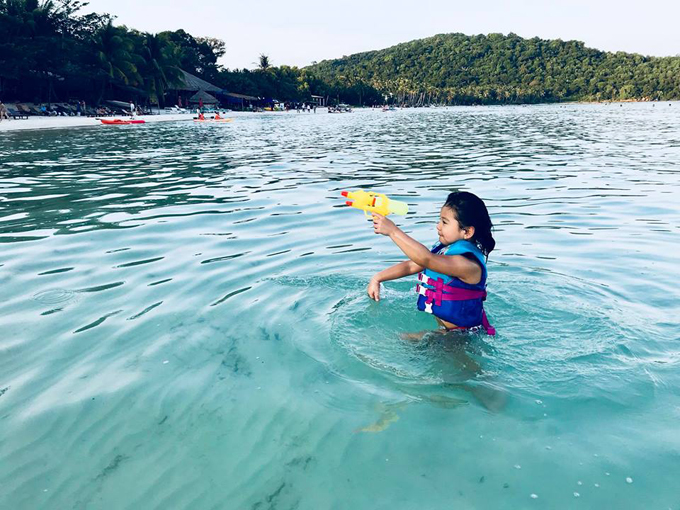 Vợ chồng Jennifer Phạm đưa hai con đi nghỉ dưỡng ở Phú Quốc