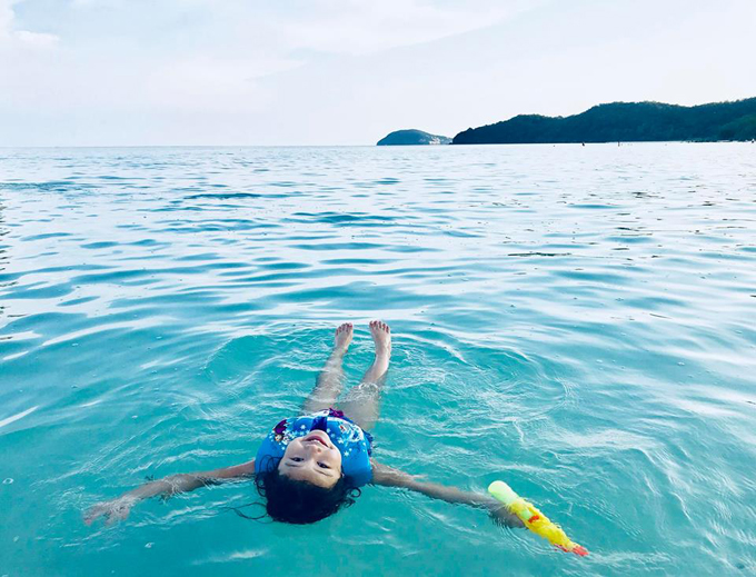 Vợ chồng Jennifer Phạm đưa hai con đi nghỉ dưỡng ở Phú Quốc