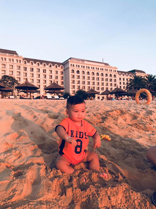 Vợ chồng Jennifer Phạm đưa hai con đi nghỉ dưỡng ở Phú Quốc