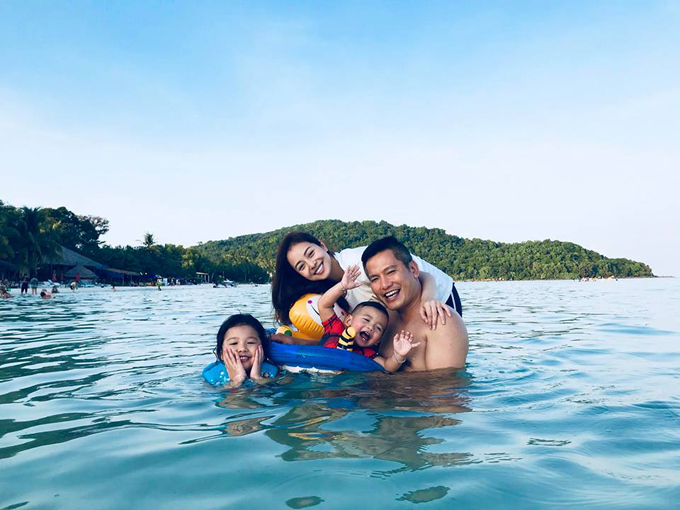 Vợ chồng Jennifer Phạm đưa hai con đi nghỉ dưỡng ở Phú Quốc