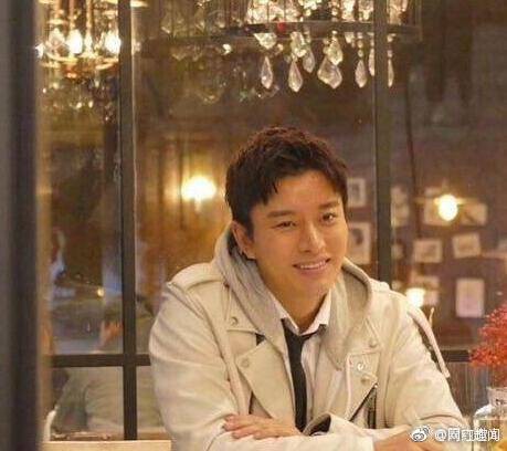 Nụ cười gượng gạo hiếm hoi của Giả Nãi Lượng sau chuỗi 12 ngày chìm đắm trong scandal