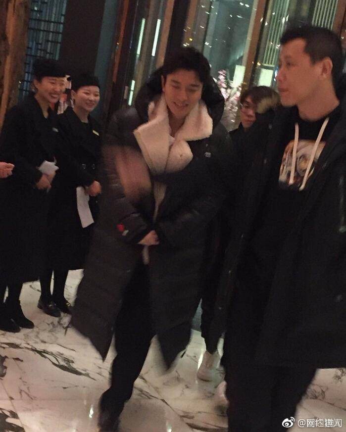 Nụ cười gượng gạo hiếm hoi của Giả Nãi Lượng sau chuỗi 12 ngày chìm đắm trong scandal