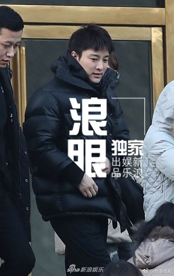 Nụ cười gượng gạo hiếm hoi của Giả Nãi Lượng sau chuỗi 12 ngày chìm đắm trong scandal