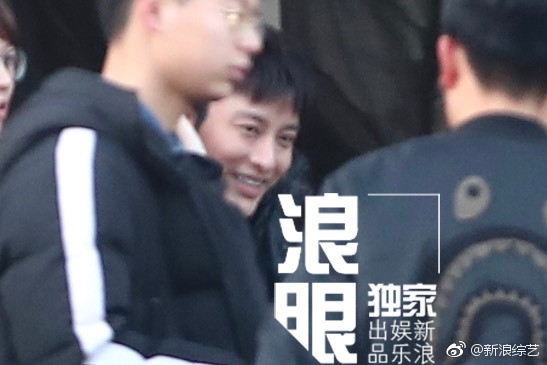 Nụ cười gượng gạo hiếm hoi của Giả Nãi Lượng sau chuỗi 12 ngày chìm đắm trong scandal Nụ cười gượng gạo hiếm hoi của Giả Nãi Lượng sau chuỗi 12 ngày chìm đắm trong scandal