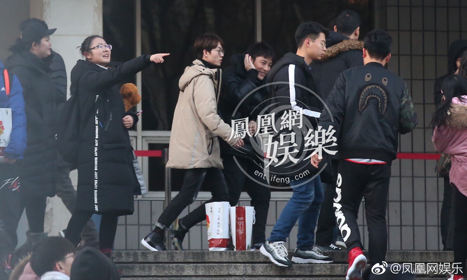 Nụ cười gượng gạo hiếm hoi của Giả Nãi Lượng sau chuỗi 12 ngày chìm đắm trong scandal