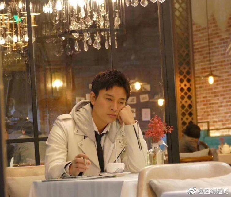 Nụ cười gượng gạo hiếm hoi của Giả Nãi Lượng sau chuỗi 12 ngày chìm đắm trong scandal