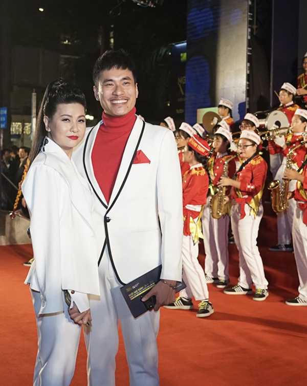 HHen Niê dự thảm đỏ sau khi đoạt ngôi hoa hậu