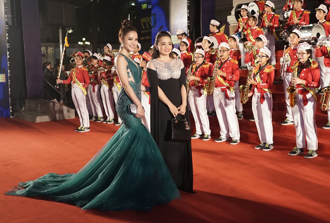 HHen Niê dự thảm đỏ sau khi đoạt ngôi hoa hậu