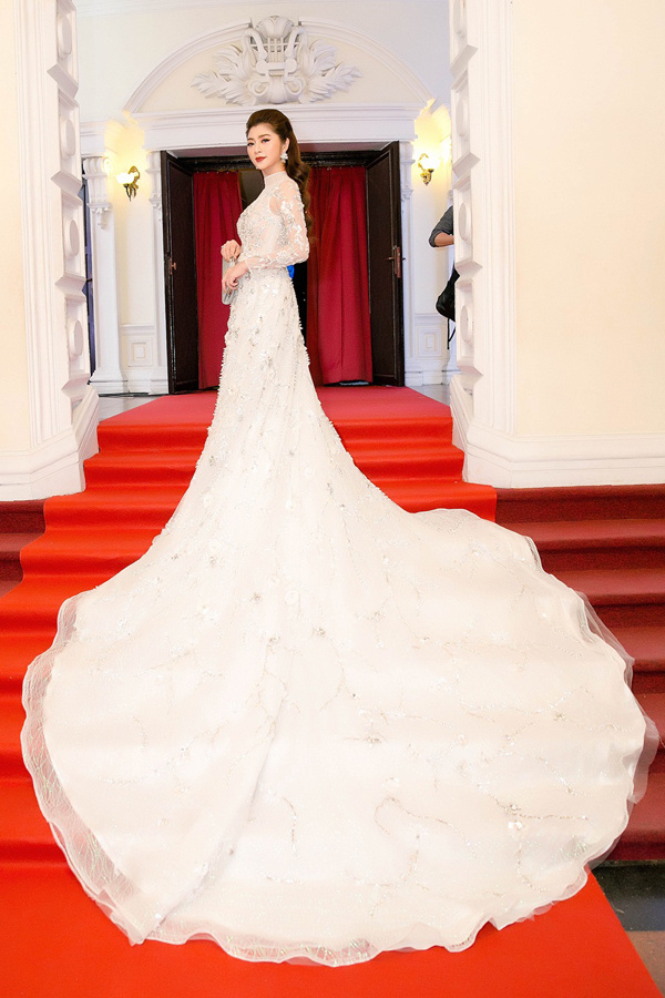 HHen Niê dự thảm đỏ sau khi đoạt ngôi hoa hậu