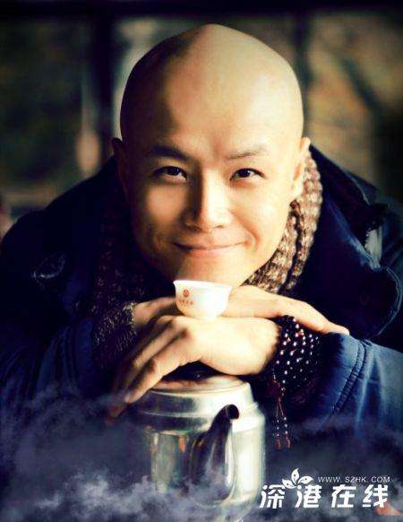 Thành Long ôm sao nữ bị chê trách, sao nam này lại được cả làng giải trí khen