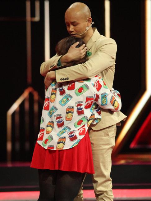 Thành Long ôm sao nữ bị chê trách, sao nam này lại được cả làng giải trí khen