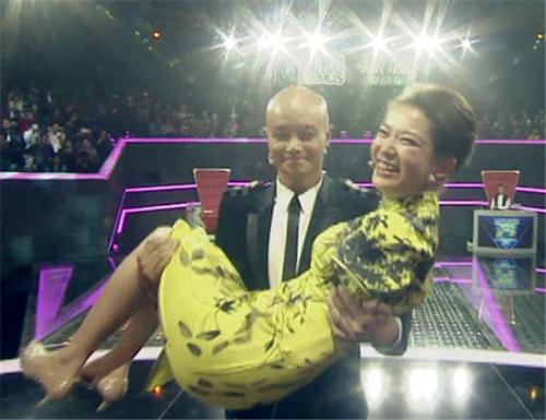 Thành Long ôm sao nữ bị chê trách, sao nam này lại được cả làng giải trí khen