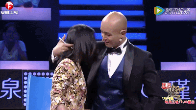 Thành Long ôm sao nữ bị chê trách, sao nam này lại được cả làng giải trí khen