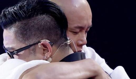 Thành Long ôm sao nữ bị chê trách, sao nam này lại được cả làng giải trí khen