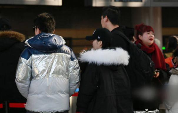 Giả Nãi Lượng - Lý Tiểu Lộ lần đầu xuất hiện bên nhau, vui vẻ hạnh phúc như chưa từng có scandal