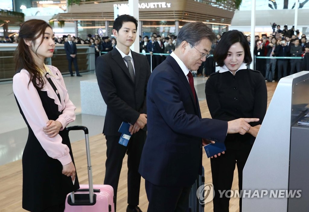 Sau vợ Song Hye Kyo, đến lượt Song Joong Ki lịch lãm, điển trai dự sự kiện tầm cỡ cùng Tổng thống Hàn