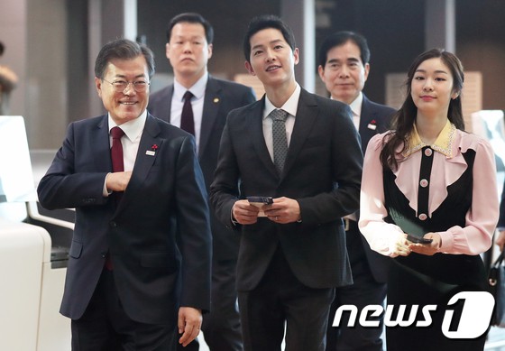 Sau vợ Song Hye Kyo, đến lượt Song Joong Ki lịch lãm, điển trai dự sự kiện tầm cỡ cùng Tổng thống Hàn Sau vợ Song Hye Kyo, đến lượt Song Joong Ki lịch lãm, điển trai dự sự kiện tầm cỡ cùng Tổng thống Hàn