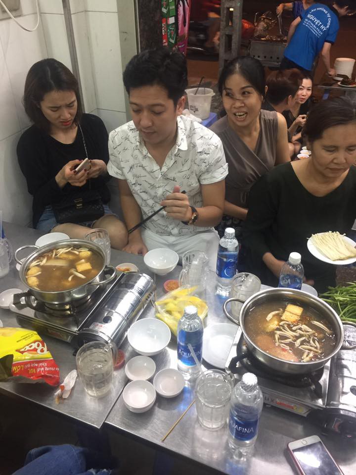 Bị bắt gặp đi ăn cùng nhau, Nhã Phương nhăn nhó trong khi Trường Giang thì cười