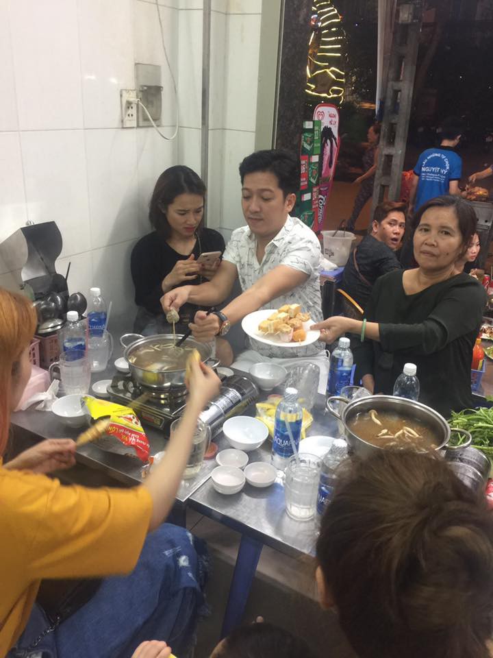 Bị bắt gặp đi ăn cùng nhau, Nhã Phương nhăn nhó trong khi Trường Giang thì cười