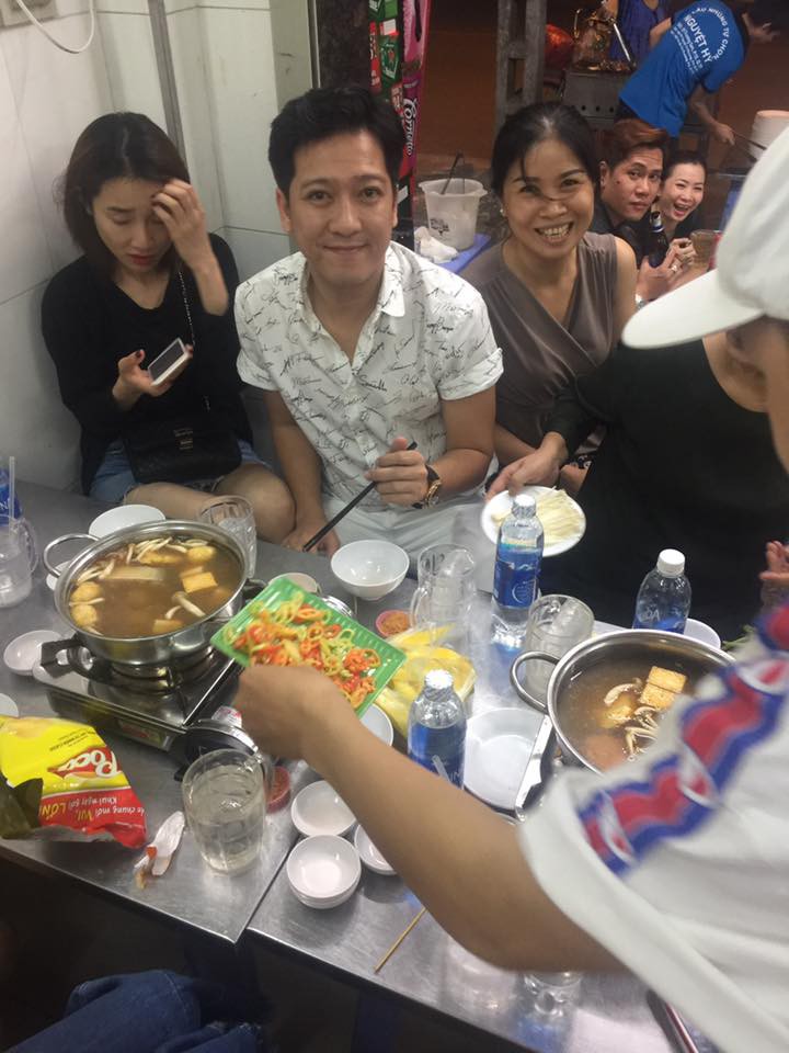 Bị bắt gặp đi ăn cùng nhau, Nhã Phương nhăn nhó trong khi Trường Giang thì cười