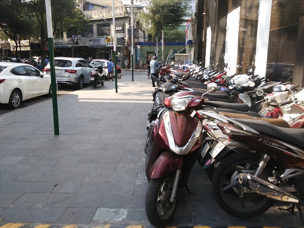 Các bãi giữ xe vua ở quận 1 đã nhường lại vỉa hè