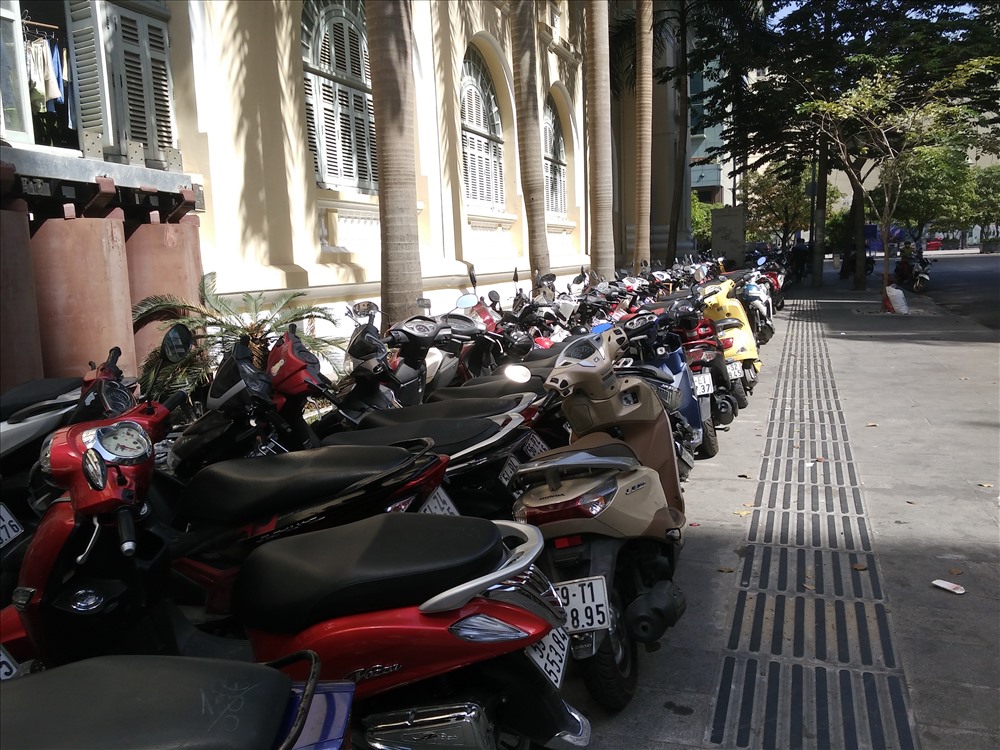 Các bãi giữ xe vua ở quận 1 đã nhường lại vỉa hè