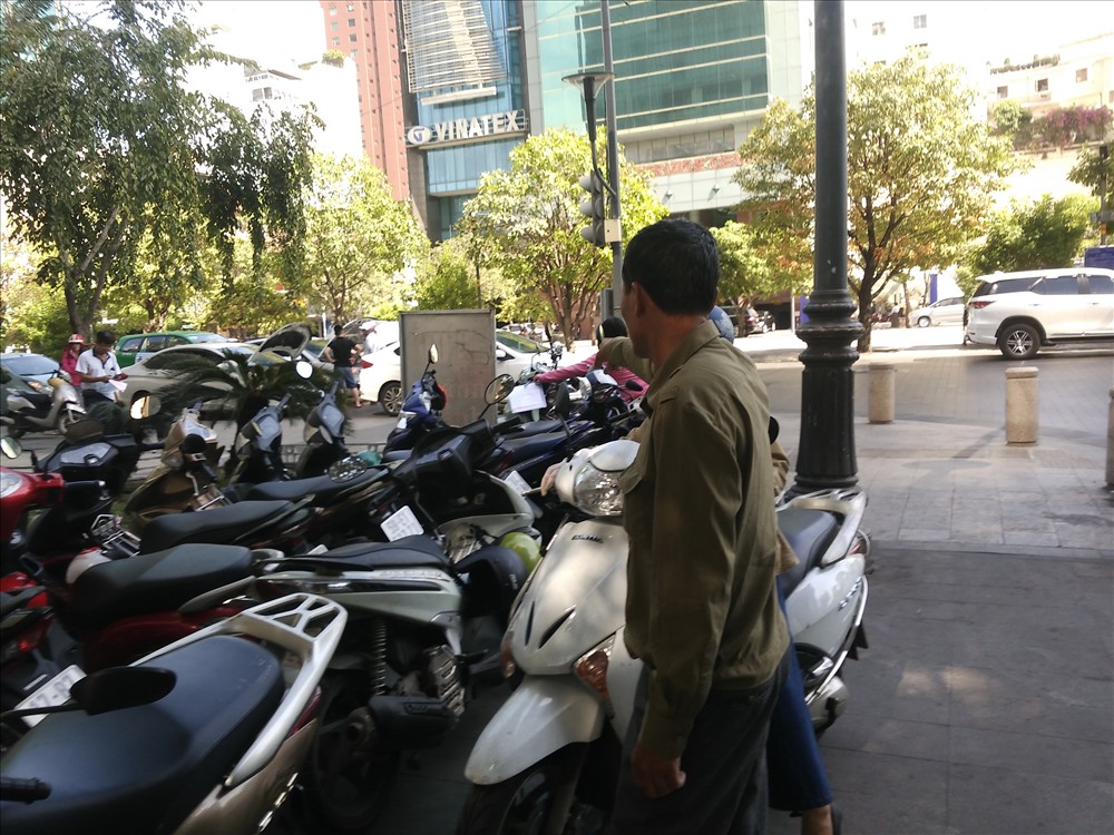 Các bãi giữ xe vua ở quận 1 đã nhường lại vỉa hè