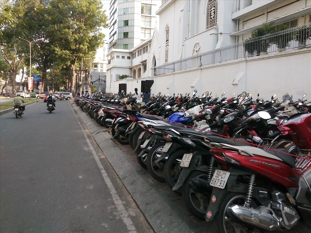 Các bãi giữ xe vua ở quận 1 đã nhường lại vỉa hè