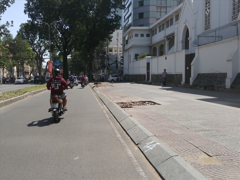 Các bãi giữ xe vua ở quận 1 đã nhường lại vỉa hè