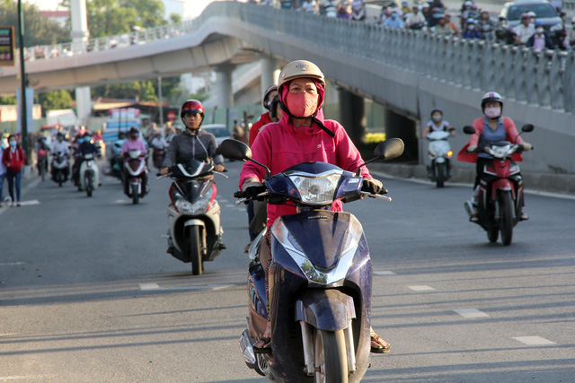 Sài Gòn se lạnh, người dân xúng xính áo ấm ra đường