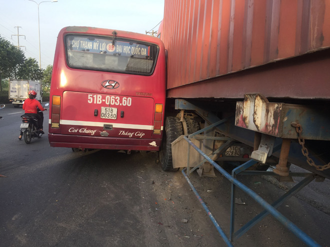 TP.HCM: Đình chỉ tài xế xe buýt lái xe rượt đuổi xe container
