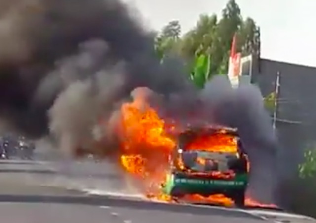 Xe taxi bốc cháy, tài xế cùng khách đạp cửa thoát thân