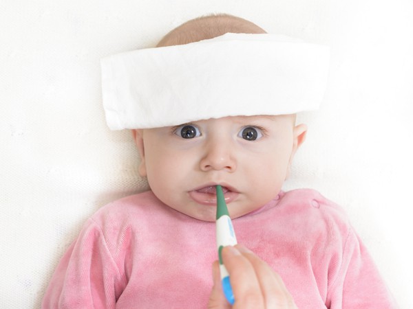 Trẻ sốt nên chườm nóng hay lạnh: Bố mẹ nào cũng phải nhớ để tuyệt đối không phạm sai lầm Trẻ sốt nên chườm nóng hay lạnh: Bố mẹ nào cũng phải nhớ để tuyệt đối không phạm sai lầm