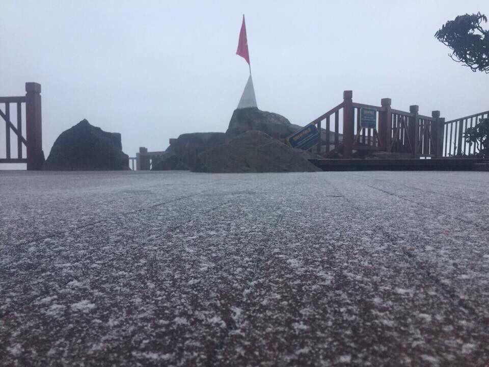 Clip: Tuyết đã rơi trên đỉnh Fansipan vào sáng sớm, nhiệt độ chỉ còn 0 độ C