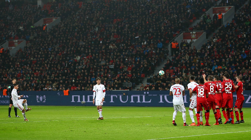 Bayern giành chiến thắng đầu năm, tăng khoảng cách lên 14 điểm