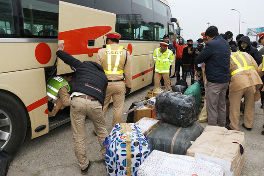 Tài xế xe khách bất tuân lệnh CSGT, lên xe bỏ chạy