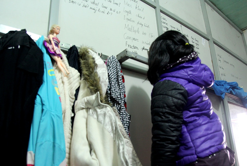 Bà mẹ nông dân dạy con bắn tiếng Anh như gió