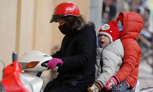 Phụ huynh đánh vật đưa con tới trường ngày rét