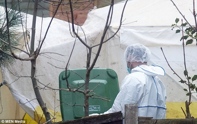 Sát hại bố đẻ rồi chôn sau vườn nhà, hơn chục năm sau cô con gái mới chịu ra đầu thú