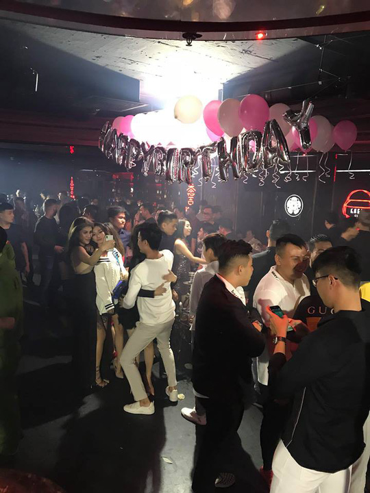 Dân bay nháo nhào khi công an kiểm tra quán bar ở Sài Gòn