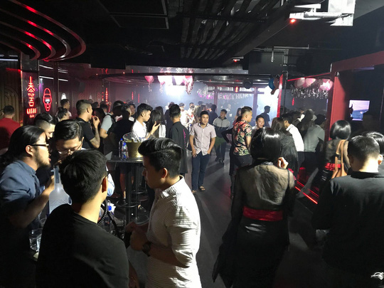 Dân bay nháo nhào khi công an kiểm tra quán bar ở Sài Gòn