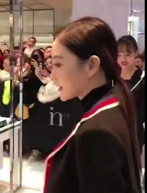 Lý Tiểu Lộ cười gượng gạo khi lần đầu đi sự kiện sau scandal ngoại tình với trai trẻ Lý Tiểu Lộ cười gượng gạo khi lần đầu đi sự kiện sau scandal ngoại tình với trai trẻ