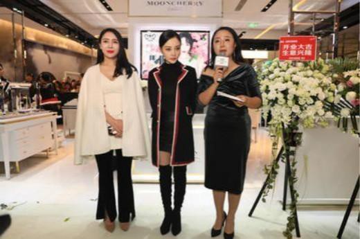 Lý Tiểu Lộ cười gượng gạo khi lần đầu đi sự kiện sau scandal ngoại tình với trai trẻ Lý Tiểu Lộ cười gượng gạo khi lần đầu đi sự kiện sau scandal ngoại tình với trai trẻ