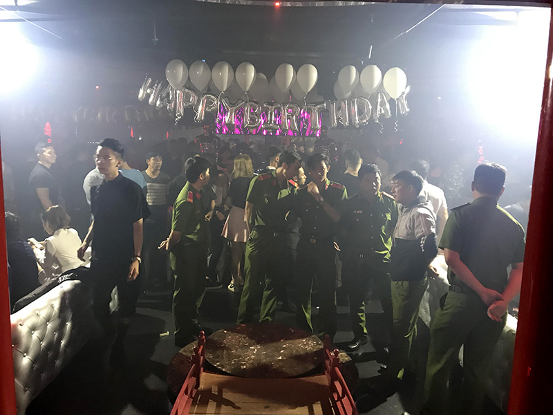 2 gái xinh mặc bikini múa cột trong quán bar ở Sài Gòn