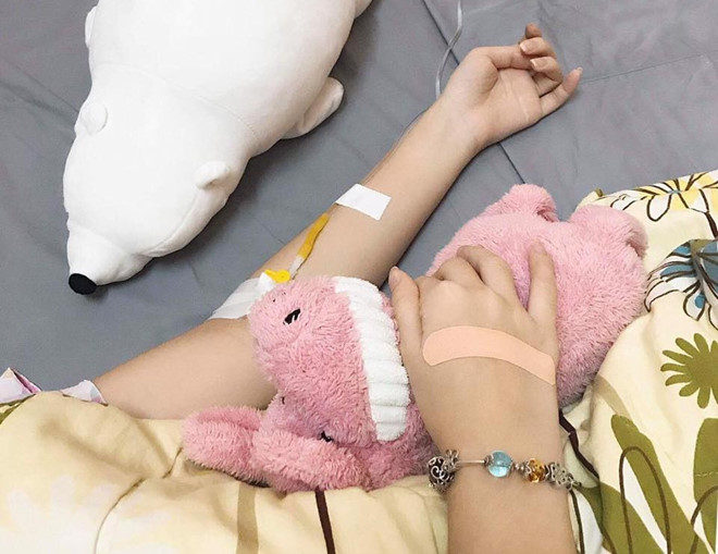 Lê Âu Ngân Anh suy sụp, ngất xỉu sau khi bị đề nghị trả vương miện