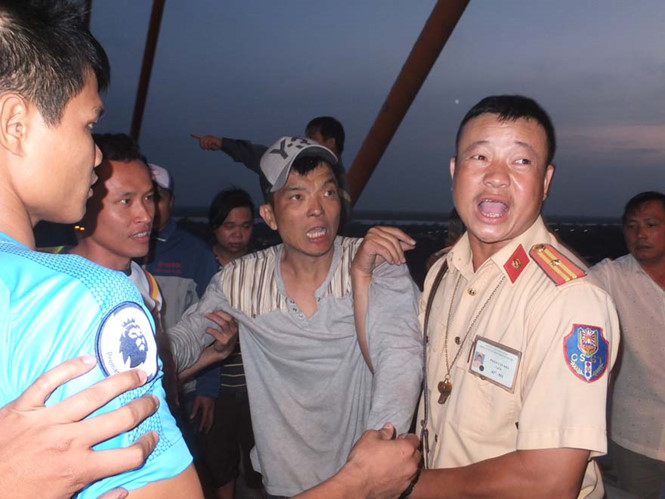 Cảnh sát khống chế thanh niên nghi ngáo đá đu lan can dọa nhảy cầu Rạch Miễu