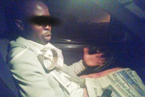 Nữ quái Zimbabwe đem rắn độc dọa đàn ông rồi... cưỡng bức