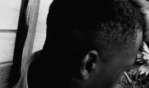 Nữ quái Zimbabwe đem rắn độc dọa đàn ông rồi... cưỡng bức