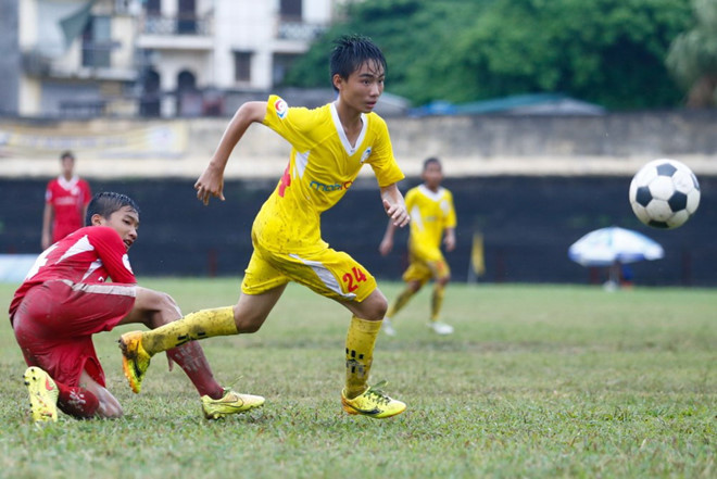 Hình tháp ngược của bóng đá Việt Nam và bài học từ Thái Lan