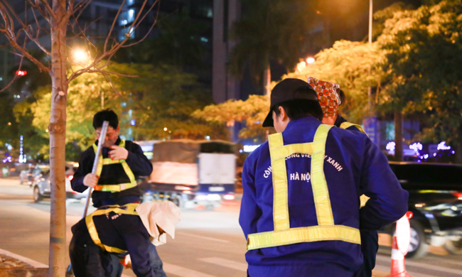 Ảnh: Tuyến phố Thủ đô trồng hàng trăm cây phong lá đỏ như Nhật Bản